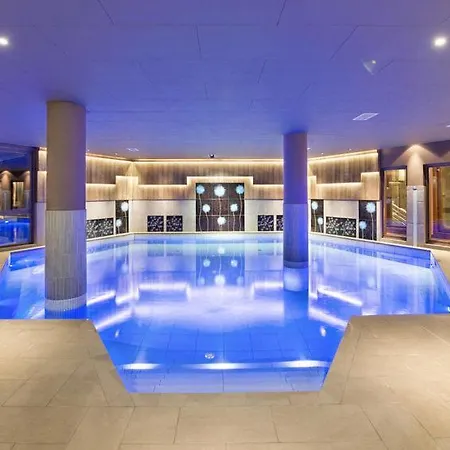 Sleeps 4 Pool Wifi Lägenhet